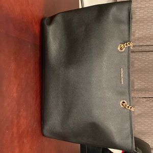 Michael Kors leather bag. Good condition, slight wear on one handle. See pics